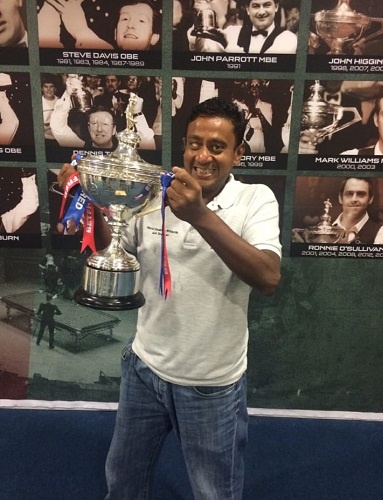 Venkateswaran Subramanian Holding the first world disability snooker winner s cup in 2015