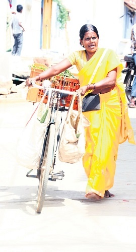 Mariyappan mom, Saroja, brought up her kids as a single parent, carrying blocks as a worker until turning into a vegetable vendor