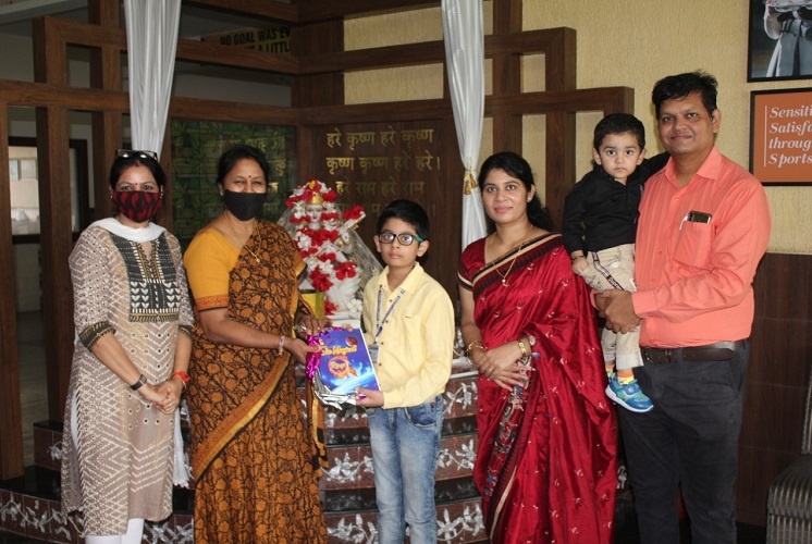 Aayurv principal Dr Madhubala Chauhan released the book - The Six Magical Rings