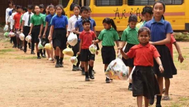 Every day, students of this village go to school with a bag of plastic waste in hand, in exchange for the days lessons