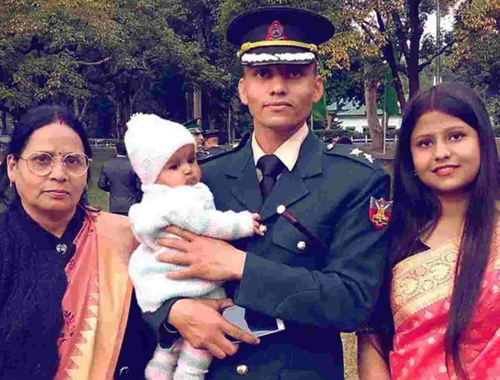 A teen factory worker fulfills his dream of becoming Officer in the Indian Army. Toiled hard indeed