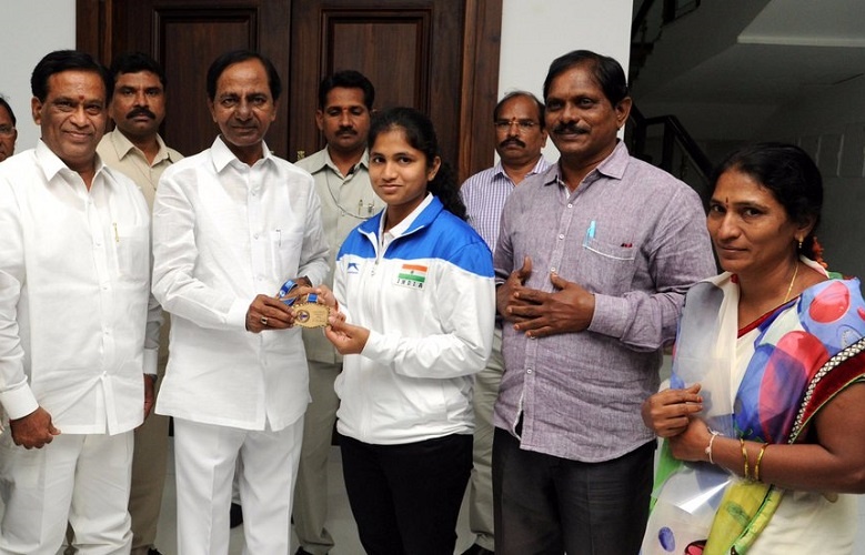 The Chief Minister of Telangana Shri K. Chandrashekhar Rao announced a reward of Rs.15lakh to Erra Deexitha