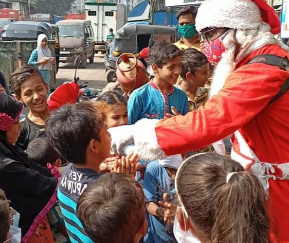 Kurmi plays numerous characters to try not to scare kids away. Santa Claus, Spiderman, Mickey Mouse, Doraemon, are some of his costumes